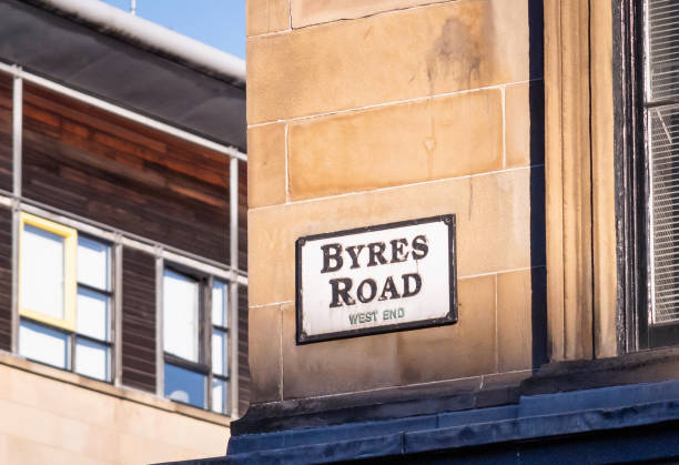 байрс-роуд знак в вест-энде глазго - glasgow street name sign scotland city street стоковые фото и изображения