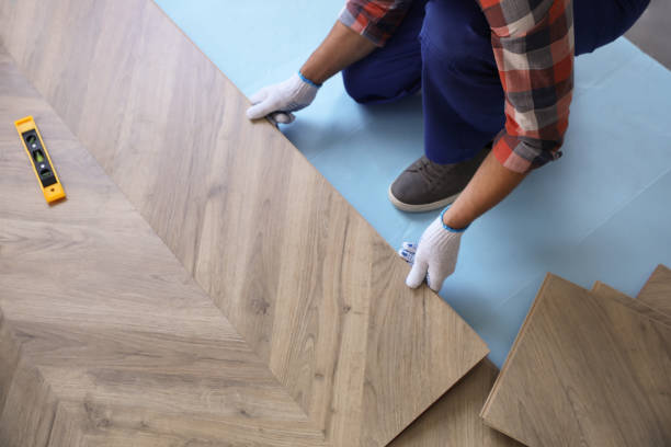 travailleur installant un plancher en bois lamellé-collé à l’intérieur, gros plan - bois massif photos et images de collection