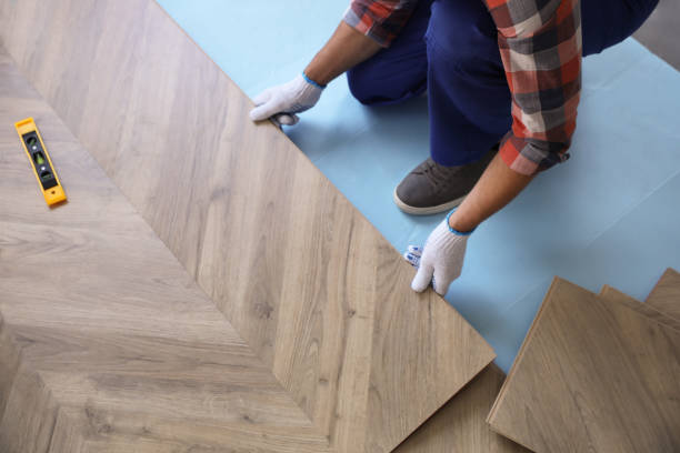 lavoratore che installa pavimenti in legno laminato all'interno, primo piano - lying on the floor foto e immagini stock