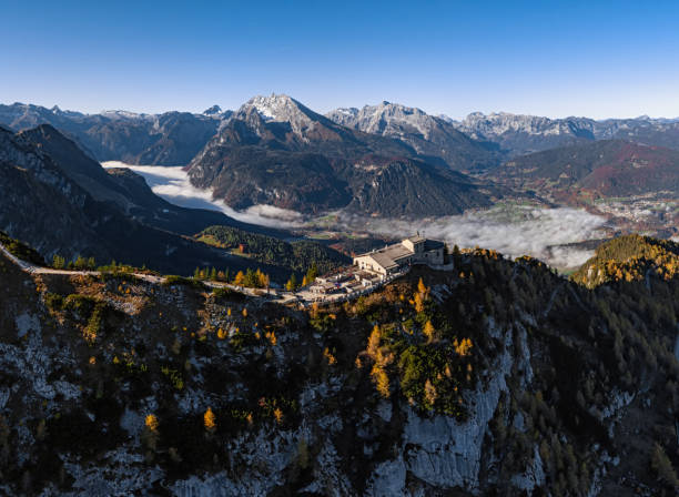 luftpanorama der berchtesgadener berge und nebel über dem königssee am herbstmorgen, deutschland. - berchtesgaden stock-fotos und bilder