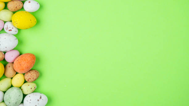 huevos de caramelo de pascua en diferentes colores vista superior concepto de caramelo de vacaciones de pascua. - carton multi colored easter egg easter fotografías e imágenes de stock