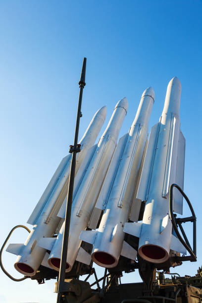 misiles del sistema de defensa aérea sobre fondo del cielo. - misil tierra aire fotografías e imágenes de stock