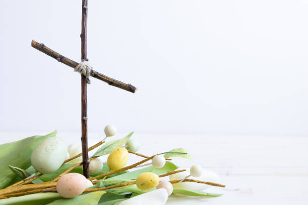 croix chrétienne, tulipes blanches et œufs de pâques - easter egg religion cross spirituality photos et images de collection