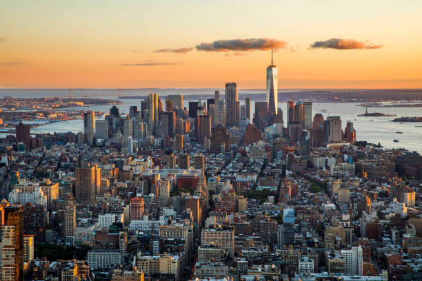 vista aerea dello skyline di new york city al tramonto, nyc, usa - east river immagine foto e immagini stock