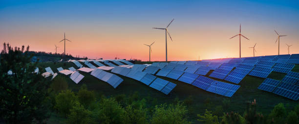 panoramablick auf photovoltaikmodule und windkraftanlagen im licht der aufgehenden sonne, sauberes energiekonzept - solar power station solar energy sun clean stock-fotos und bilder