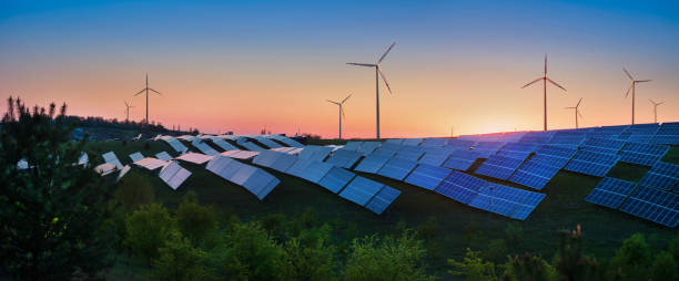 панорамный вид фотоэлектрических панелей и ветряных турбин в свете восходящего солнца, концепция чистой энергии - industry dusk night sustainable resources стоковые фото и изображения