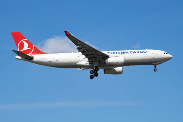 турецкий грузовой airbus a330-200 tc-jds приземлился в стамбульском аэропорту ататюрк - airbus a330 200 стоковые фото и изображения