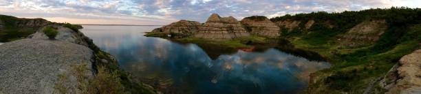 озеро сакакавеа панорамное с парусником - north dakota фотографии стоковые фото и изображения