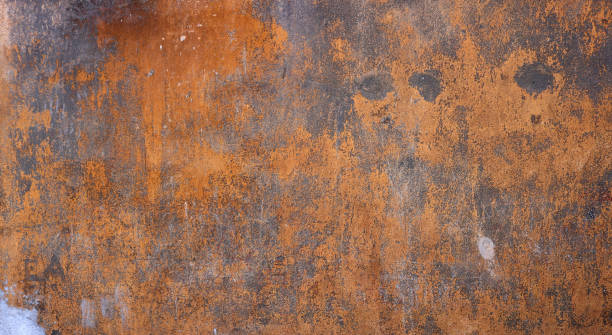 rostkorrodierte metalloberfläche mit orange- und dunkelgrautönen - abgenutzter steampunk-hintergrund von einer wand mit kratzern und abstrakten formen für eine horror-texturtapete - discolored stock-fotos und bilder