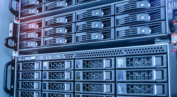 pannello server moderni nel data center verticale - network server tower rack computer foto e immagini stock