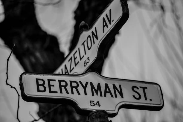 istock CROSSROAD IN YORKVILLE -TORONTO 1386983218