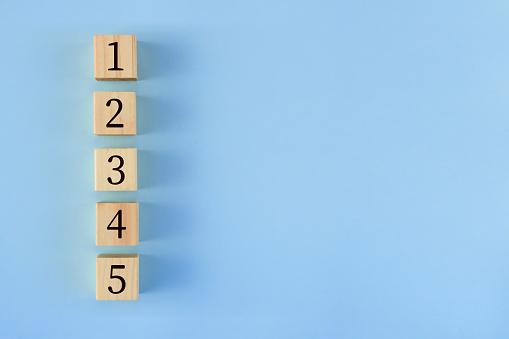 Each of the five building blocks has a number from 1 to 5 written on it.