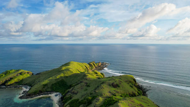 vista aerea della bellezza della collina di merese isola di lombok al tramonto, nusa tenggara occidentale. - tenggara foto e immagini stock