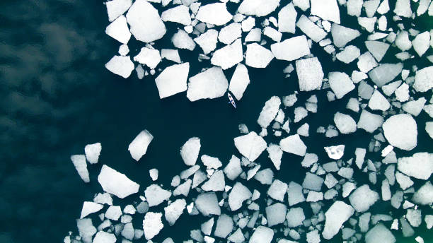 caiaque navegando entre blocos de gelo no lago. - placa de gelo - fotografias e filmes do acervo