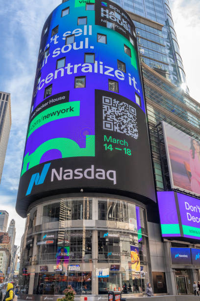 construção da nasdaq e arranha-céus na time square em nova york - architecture travel destinations vertical outdoors - fotografias e filmes do acervo