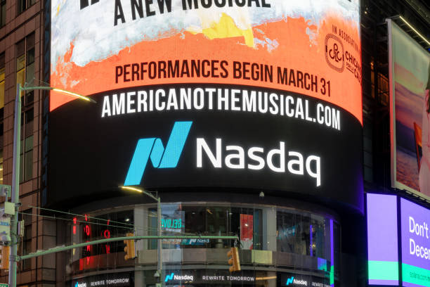 il mercato azionario nasdaq a times square - electronic billboard billboard sign arranging foto e immagini stock