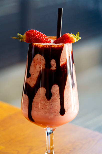 freshly made chocolate and strawberry milkshake - hot chocolate hot drink heat drinking imagens e fotografias de stock