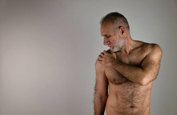 hombre maduro musculoso sin camisa sobre fondo blanco - shirtless front view studio shot waist up fotografías e imágenes de stock
