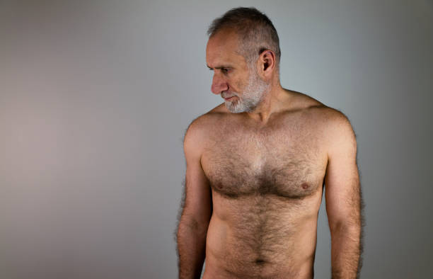 hemdloser muskulöser reifer mann vor weißem hintergrund - chest hair stock-fotos und bilder