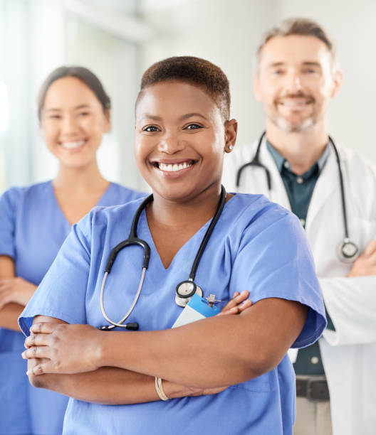 scatto di un gruppo di medici in piedi insieme in un ospedale - nurse doctor healthcare and medicine african descent foto e immagini stock