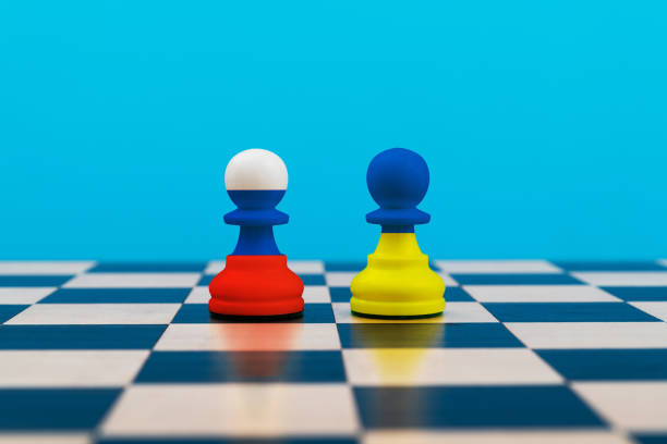 istock Pawn pieces with Ukraine and Russian flag 1387034964