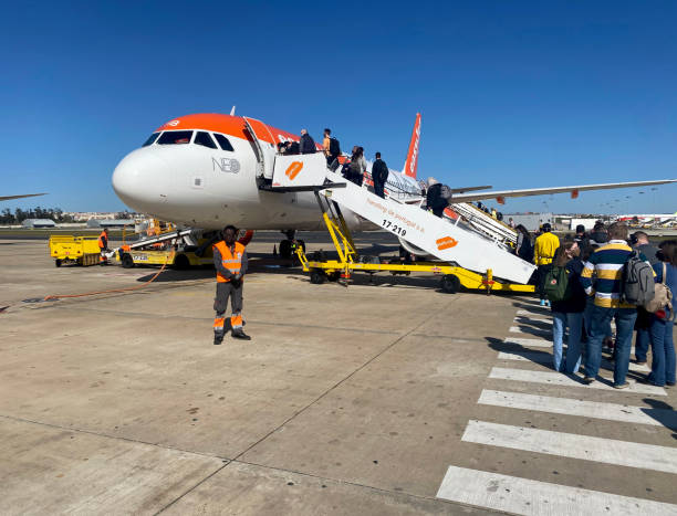 passengers boarding easyjet airbus 320 at lisbon airport - 3494 imagens e fotografias de stock