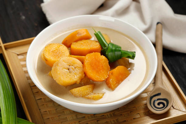 kolak pisang ubi, indonesisches beliebtes dessert für takjil ramdan breaking the fast, süße suppe aus banane und süßkartoffeln - screwpine stock-fotos und bilder