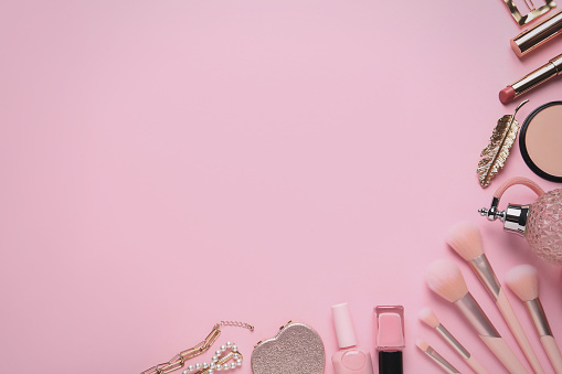 Composición plana con diferentes productos cosméticos sobre fondo rosa. Espacio para texto photo