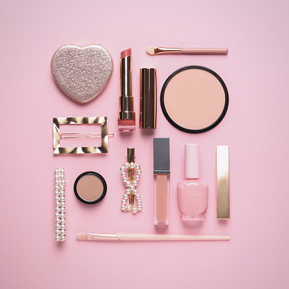 Composición plana con diferentes productos cosméticos sobre fondo rosa photo