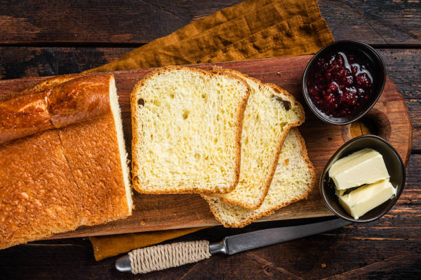 pão de brioche na mesa do café da manhã com manteiga e geleia. fundo de madeira. vista superior - yeast dough - fotografias e filmes do acervo