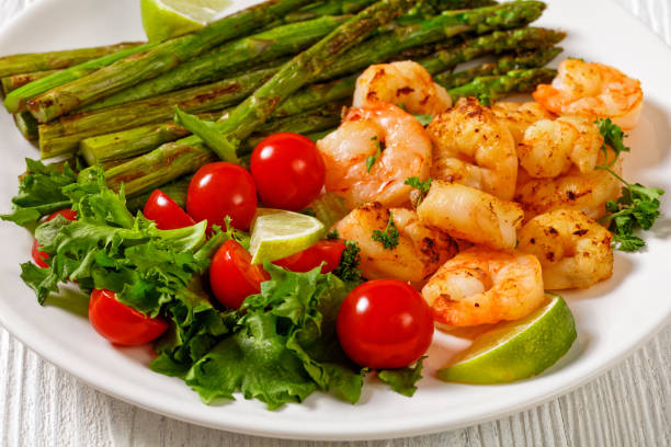Shrimp with asparagus and sauce