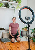 mann-mit-live-streaming-der-yoga-sitzung-zu-hause.jpg?b=1&s=170x170&k=20&c=VA2235b6nghu9UhKaK7n6Pc2tNOP0fKGjXnCHb5FcXs=