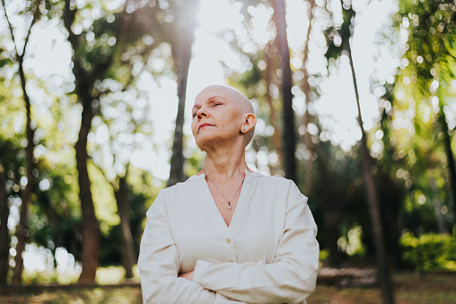 Retrato de una mujer con paciente oncológica de cáncer photo