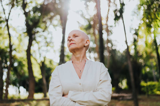 retrato de una mujer con paciente oncológica de cáncer - completely bald fotografías e imágenes de stock