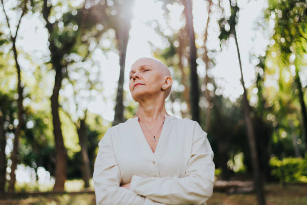 retrato de uma mulher com paciente com câncer oncológico - oncologia - fotografias e filmes do acervo