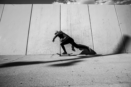 Young rolling and jumping with the skateaboard