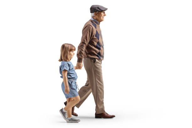 祖父と孫娘が歩き、手をつないでいる全長のプロフィール写真 - clipping path 写真 ストックフォトと画像