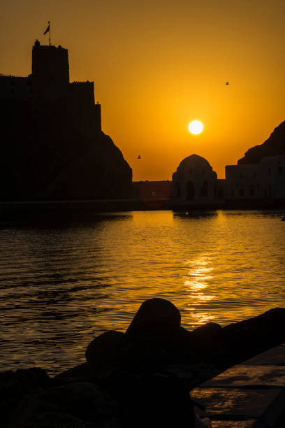 al jalali fortess ao nascer do sol em mascate, omã. - jalali - fotografias e filmes do acervo