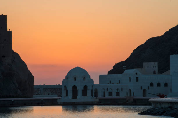 al jalali fortess ao nascer do sol em mascate, omã. - jalali - fotografias e filmes do acervo