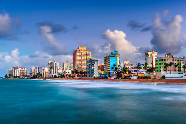 san juan, puerto rico resort skyline sur condado beach - portoricain photos et images de collection