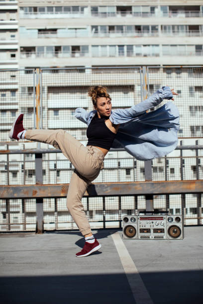 istock Urban girl dancing 1387102572