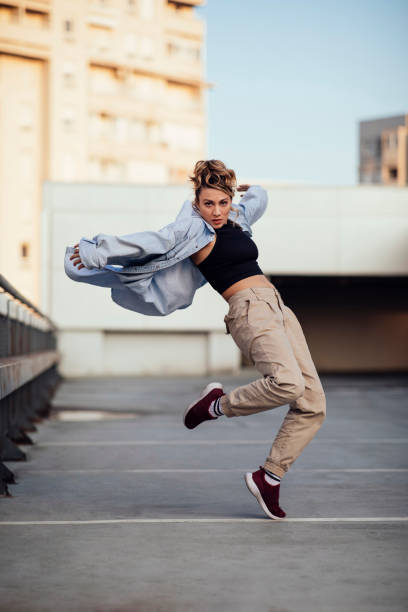 istock Urban girl dance 1387103163