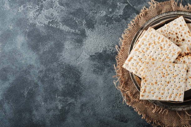 concept de célébration de la pâque. matzah, rouge casher et noyer. pain juif rituel traditionnel sur vieux fond de béton gris foncé. nourriture de la pâque. fête juive de pessah. - unleavened bread photos et images de collection