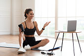 junge-frau-trainiert-mit-online-trainer-mit-pc.jpg?b=1&s=170x170&k=20&c=njBNHzOaseUg5xx0lS0mO6w9DiY7G9yTGw47Wu6Z5a8=