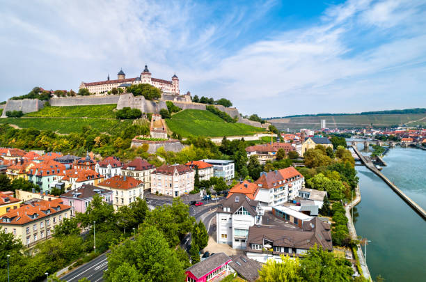 vista da fortaleza de marienberg em wurzburg, alemanha - franconia - fotografias e filmes do acervo