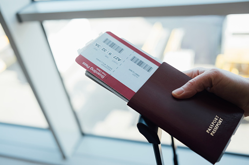 Listo para viajar: un caucásico irreconocible con su pasaporte y otros documentos photo