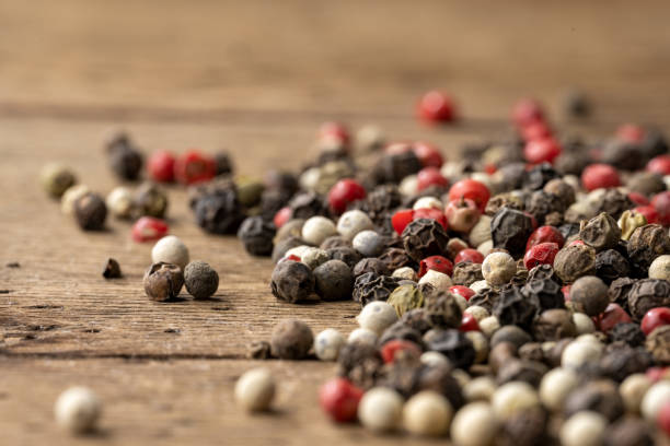 vários tipos de especiarias de pimenta em mesa de madeira - scented cardamom collection dry - fotografias e filmes do acervo