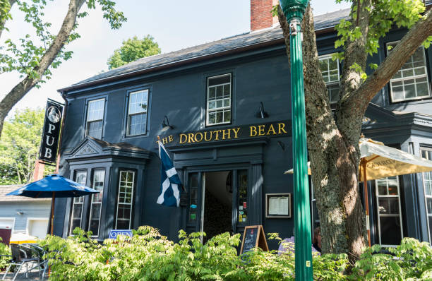 the drouthy bear pub camden maine usa - town maine american culture camden maine zdjęcia i obrazy z banku zdjęć