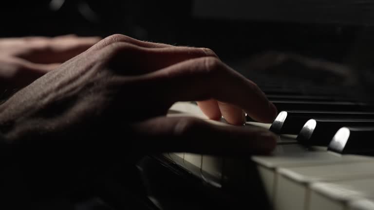 Cada semana Laboratorio pañuelo de papel Manos Tocando Piano - Banco de vídeos libres de derechos - iStock Cada semana Laboratorio pañuelo de papel Manos Tocando Piano - Banco de vídeos libres de derechos - iStock