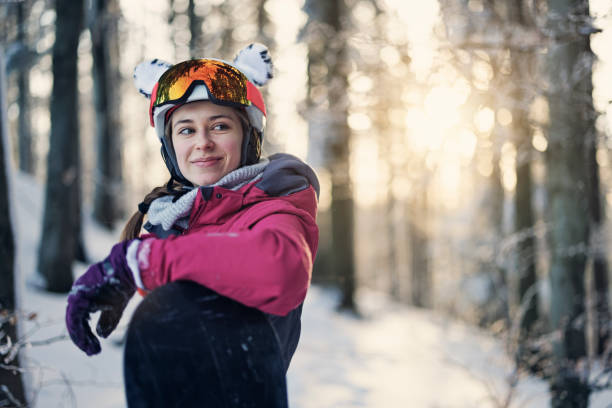 adolescente disfrutando del snowboard en el día de invierno - skiing snow skiing helmet fun fotografías e imágenes de stock